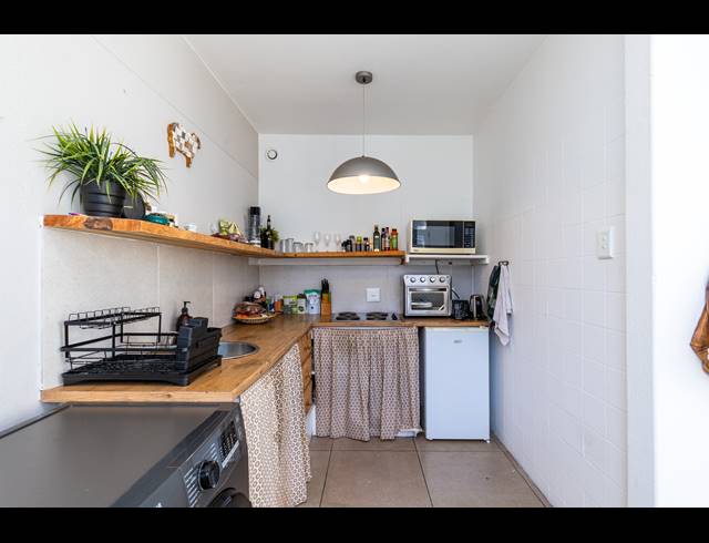 BEDROOM APARTMENT FOR SALE IN CAPE TOWN CITY CENTRE